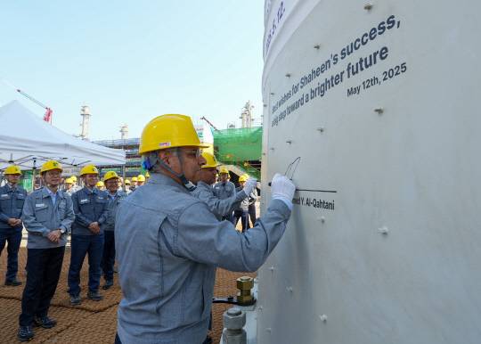 모하메드 알 카타니 아람코 다운스트림 사장이 지난 12일 에쓰오일 울산공장에서 추진하는 샤힌 프로젝트현장을 방문, 안전 시공과 성공을 기원하며 설비에 서명하고 있다. [에쓰오일 제공]