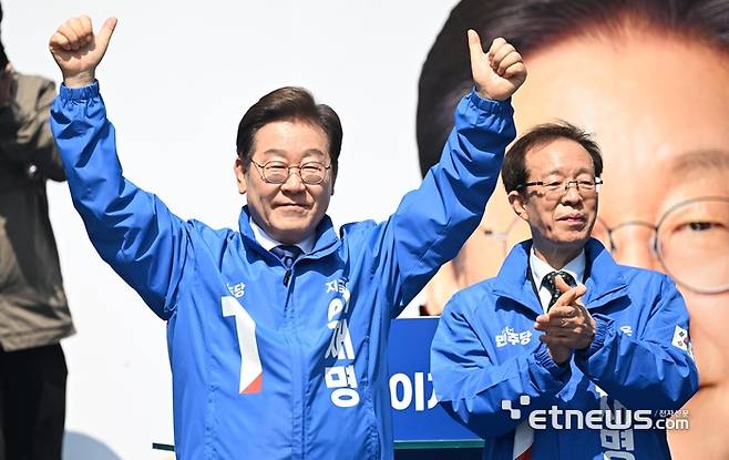 이재명 더불어민주당 대통령 선거 후보가 제21대 대통령선거 공식 선거운동 첫 날인 12일 서울 청계광장에서 열린 '빛의 혁명' 광화문 유세에서 유세복장으로 갈아입고 손 들어 보이고 있다.  이동근기자 foto@etnews.com