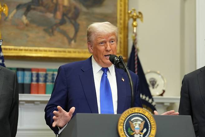 도널드 트럼프 미국 대통령이 12일(현지시간) 미국 백악관에서 기자회견을 갖고 중국과의 첫 고위급 무역 회담 결과를 발표하고 있다. EPA/연합뉴스