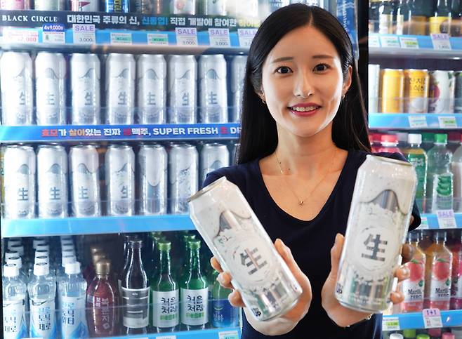 모델이 '생스트롱비어'를 소개하고 있다.