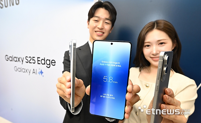 13일 서울 강남구 삼성 강남에서 열린 'Galaxy S25 Edge : Beyond slim'행사에서 모델이 신제품을 선보이고 있다.  이동근기자 foto@etnews.com