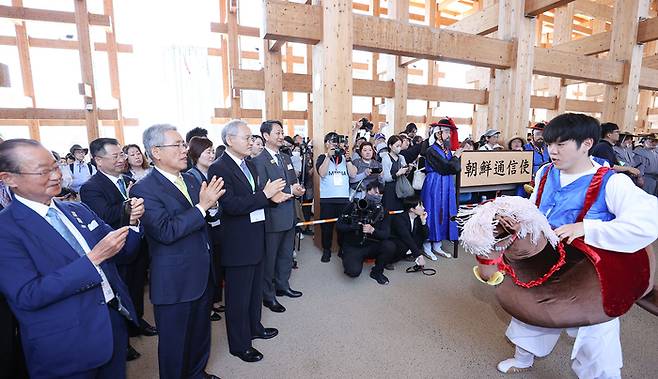산업통상자원부와 KOTRA가 2025 오사카·간사이 엑스포에서 13일 한국의 날 공식 기념식을 개최했다. 주요 관계자들이 기념식에 앞서 진행된 조선통신사 행렬 재현 퍼포먼스를 지켜보고 있다. (사진=KOTRA)