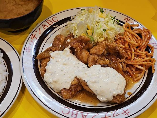 점심으로 치킨남방 정식 먹었어요.jpg