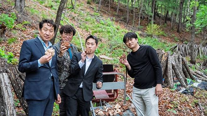 경북문화관광공사 김남일 사장(왼쪽 첫번째)이 직원들과 함께 지난 10일 영양군 산나물 피해지역을 방문했다. 경북문화관광공사 제공