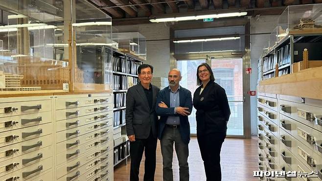 현지시간 8일 고 김석철의 한국관 모형이 발견된 베니스건축대학 아카이브를 전진영 명지대학교 건축학부 교수(왼쪽)가 방문했다. 한국문화예술위원회 제공