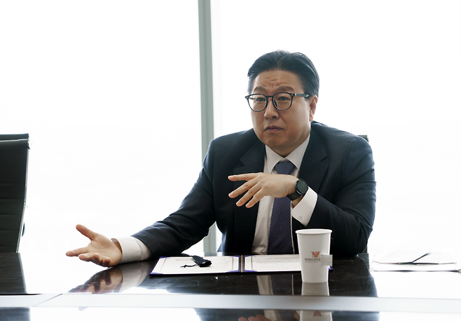 법무법인 대륜의 김국일 경영대표가 '글로벌 메가 로펌'을 새로운 슬로건으로 설정, 조직 전략 고도화에 나선다고 밝혔다. 법무법인 대륜 제공