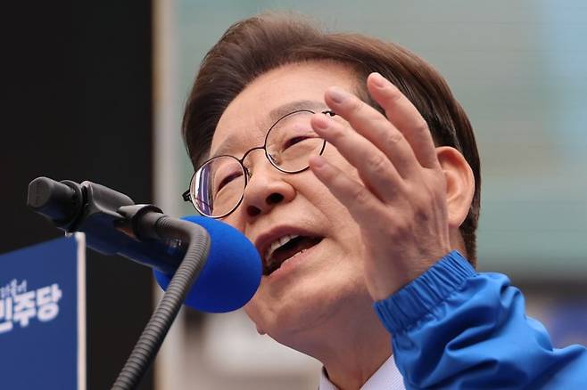 더불어민주당 이재명 대선 후보가 13일 '보수의 심장'이라고 불리는 대구광역시의 동성로 거리에서 집중 유세를 하고 있다. 사진=연합뉴스