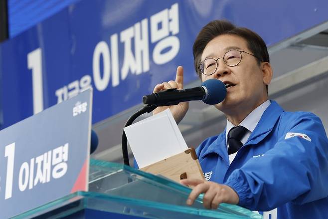 이재명 더불어민주당 대통령 후보가 대구·경북(TK) 지역 유세에 돌입한 13일 오후 경북 포항시청 광장을 찾아 인사하고 있다. 사진=뉴스1