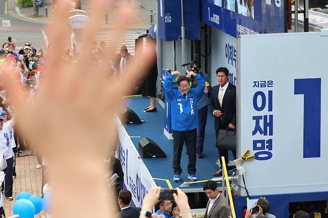 이재명 더불어민주당 대선 후보가 13일 경북 포항시 포항시청 광장에서 열린 유세에서 지지자들에게 하트를 날리고 있다. 사진=뉴시스