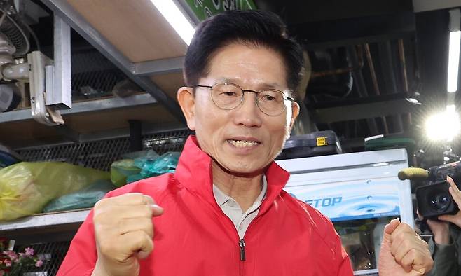 제21대 대통령 선거 공식 선거운동 첫날인 12일 국민의힘 김문수 대선 후보가 서울 송파구 가락시장을 찾아 상인과 대화하고 있다. 연합뉴스