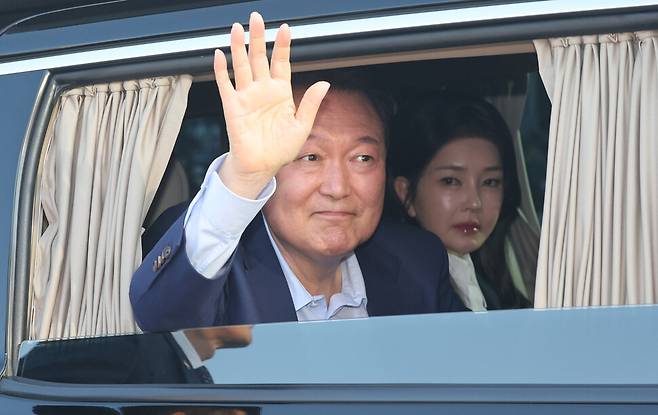 윤석열 전 대통령과 김건희씨가 지난 4월11일 헌법재판소 파면 결정 후 일주일 만에 서울 한남동 대통령 관저를 떠나고 있다. 공동취재사진