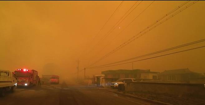 지난 3월25일 산불이 덮친 경북 안동 길안면의 모습. 당시 맑은 날이었지만 산불의 연기가 사방으로 퍼져가기 시작하면서 대낮이었는데도 시야가 가려졌다. 이 불길이 청송, 영양, 영덕까지 번져갔다. 기후위기기록단