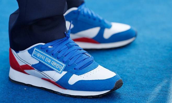 이재명 더불어민주당 대통령 후보가 공식 선거운동 첫날인 12일 경기 화성시 동탄 센트럴파크 음악분수중앙광장 유세장에서 연설하고 있다. 이 후보가 신은 운동화에 ‘이제부터 진짜 대한민국’이란 문구가 붙어있다. 공동취재사진