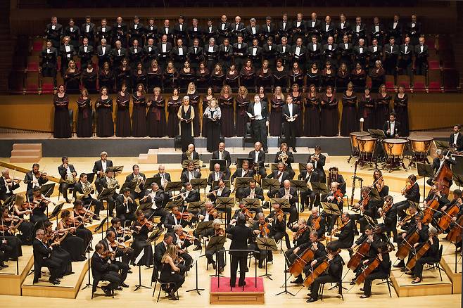 2016년 롯데콘서트홀 개관 시리즈에서 라스칼라 오케스트라와 합창단을 지휘하는 정명훈. 롯데콘서트홀 제공