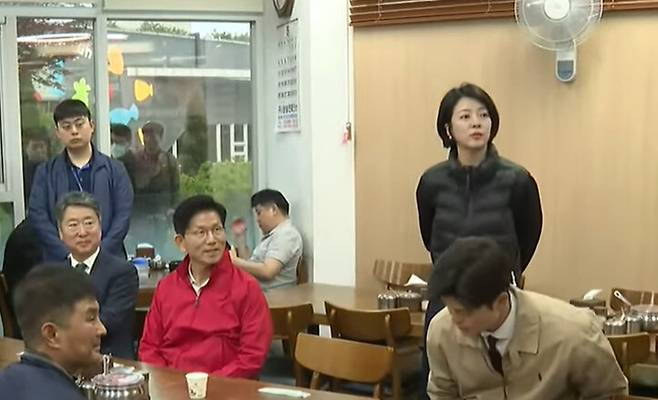 12일 서울 가락시장에서 대선 유세를 하면서 아침 식사로 순댓국을 기다리는 김문수 국민의힘 후보와 배현진 의원. 국민의힘 유튜브 갈무리