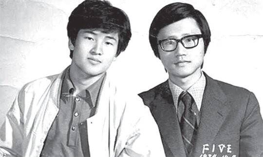정동영 의원(왼쪽)이 군 입대 전 친구 권만학 경희대 명예교수와 찍은 사진. 한겨레는 정 의원의 친구인 양남국의 사진을 찾았지만 구하지 못했다. 정동영 의원실 제공