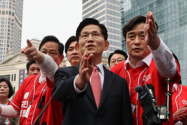 김문수 국민의힘 대통령 후보가 13일 부산 남구 부산국제금융센터를 찾아 산업은행 이전 관련 발언을 하고 있다. 공동취재사진