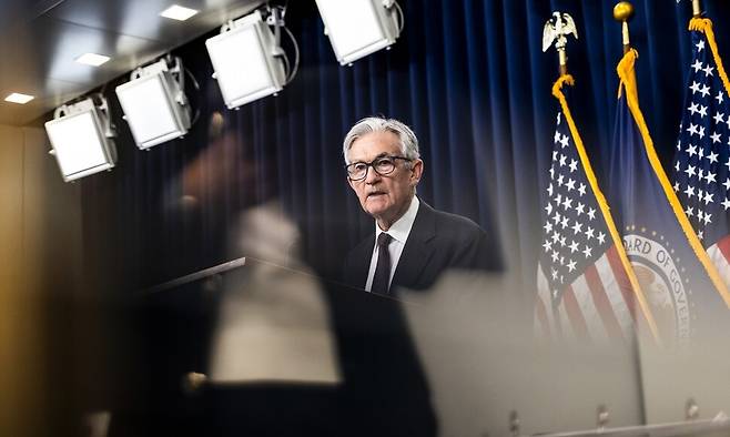 제롬 파월 미국 연장준비제도 이사회 의장이 지난 7일(현지시각) FOMC에서 금리 동결을 결정한 뒤 기자들과 대화하고 있다. EPA 연합뉴스