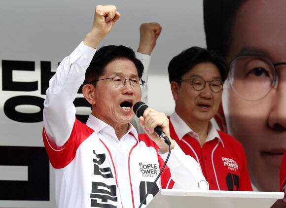 김문수 국민의힘 대통령 후보가 13일 울산 남구 신정시장 인근에서 유세를 하고 있다. 공동취재사진