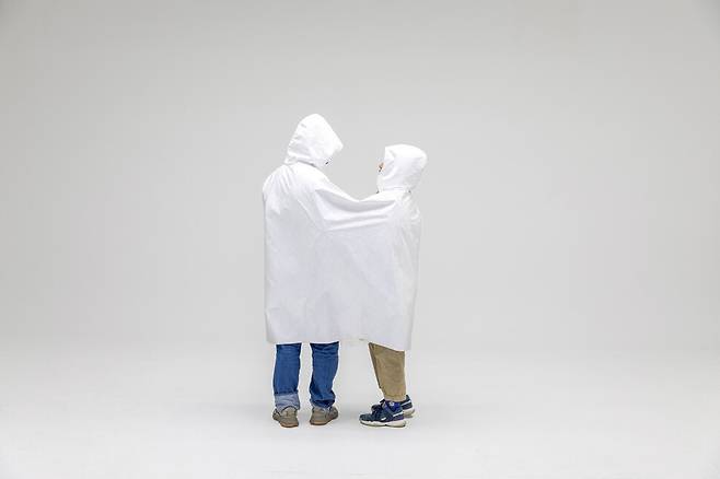 2023년 송지은씨와 남편이 만든 아티스트 듀오 ‘라움콘’이 2023년 만든《1+1=1 (1).5》. 남편이 편마비로 지팡이를 쓰게 되며 우산을 쓸 수 없게 된 경험을 바탕으로 만든 우비. 라움콘 제공.