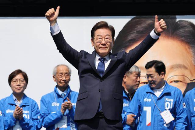 이재명 더불어민주당 대선 후보가 12일 서울 청계광장에서 열린 중앙선거대책위원회 출범식 및 첫 유세에서 지지자들을 향해 손을 흔들고 있다. 고영권 기자