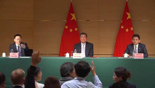 랴오민(왼쪽부터) 중국 재정부 부부장과 허리펑 국무원 부총리, 리청강 상무부 국제무역 담판 대표 겸 부부장이 11일 스위스 제네바에서 열린 기자회견에 참석하고 있다. 제네바=AP 연합뉴스