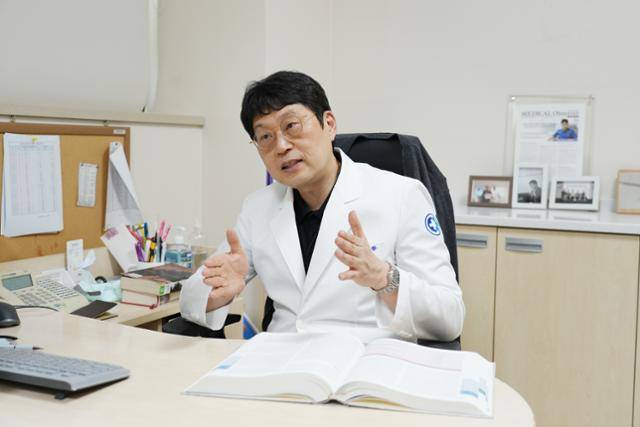 8일 부산 동아대병원에서 만난 차재관 신경과 교수가 뇌졸중 치료의 지역 격차 해소를 위해 이동식 집중치료실(구급차) 도입 필요성을 설명하고 있다. 동아대병원 제공