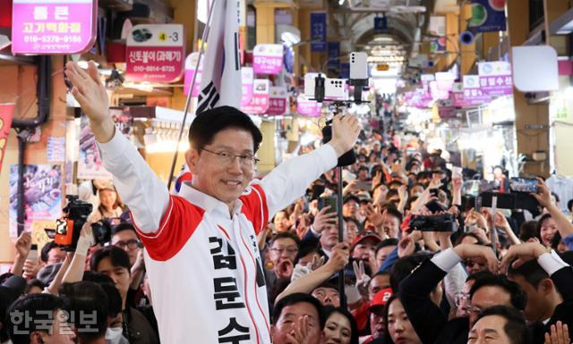 김문수 국민의힘 대선후보가 13일 울산 남구 신정시장에서 시민들을 향해 두 팔을 들어 인사하고 있다. 울산=하상윤 기자