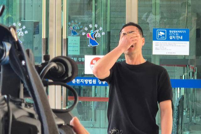 13일 춘천지법 강릉지원 앞에서 고(故) 이도현군 아버지 이상훈씨가 얼굴을 가리며 오열하고 있다. 이날 강릉지원 민사2부는 도현군 가족이 KG모빌리티를 상대로 제기한 9억2,000만 원 규모 손해배상청구소송에서 원고 패소 판결을 했다. 강릉=연합뉴스