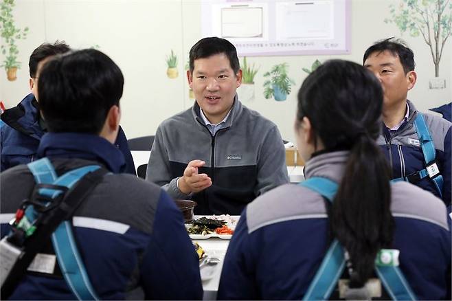 허윤홍 GS건설 대표가 직원들과 현장에서 아침 식사를 하고 있는 모습. GS건설 제공