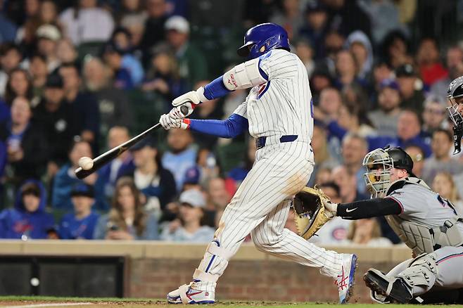 <yonhap photo-2247="">13일(한국시간) 마이애미와의 홈 경기에서 타격하는 스즈키 세이야. [AFP=연합뉴스]</yonhap>