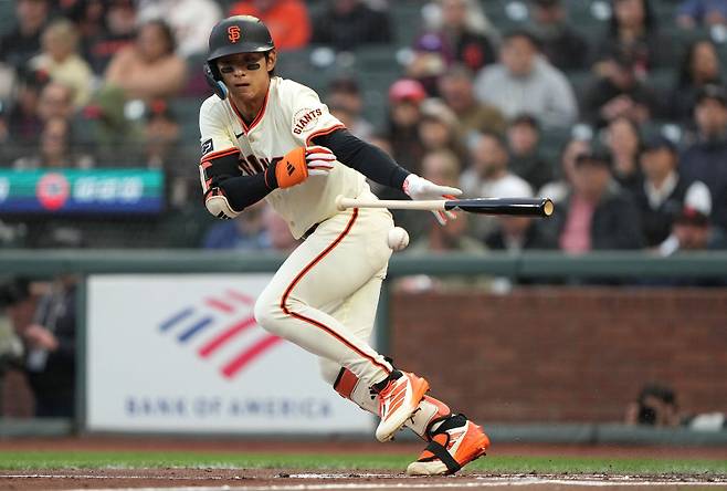 <yonhap photo-2746=""> 이정후가 13일(한국시간) 애리조나전에서 4타수 1안타를 기록했다. 1회 타석에서 기습번트를 시도했지만, 아웃을 당했다. Henderson/Getty Images/AFP (Photo by Thearon W. Henderson / GETTY IMAGES NORTH AMERICA / Getty Images via AFP)/2025-05-13 12:09:11/ <저작권자 ⓒ 1980-2025 ㈜연합뉴스. 무단 전재 재배포 금지, AI 학습 및 활용 금지></yonhap>