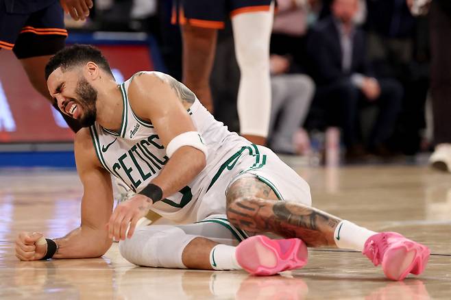 <yonhap photo-2582=""> NEW YORK, NEW YORK - MAY 12: Jayson Tatum #0 of the Boston Celtics lays on the ground after being injured against the New York Knicks during the fourth quarter in Game Four of the Eastern Conference Second Round NBA Playoffs at Madison Square Garden on May 12, 2025 in New York City. NOTE TO USER: User expressly acknowledges and agrees that, by downloading and or using this photograph, User is consenting to the terms and conditions of the Getty Images License Agreement. Elsa/Getty Images/AFP (Photo by ELSA / GETTY IMAGES NORTH AMERICA / Getty Images via AFP)/2025-05-13 11:29:06/ <저작권자 ⓒ 1980-2025 ㈜연합뉴스. 무단 전재 재배포 금지, AI 학습 및 활용 금지></yonhap>