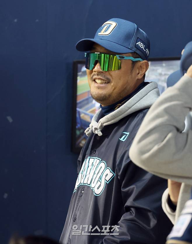 24일 오후 잠실야구장에서 열린 2025 프로야구 NC 와 LG 경기. NC 이호준 감독이 더그아웃에서 미소 짓고있다. 잠실=정시종 기자 capa@edaily.co.kr /2025.04.24.