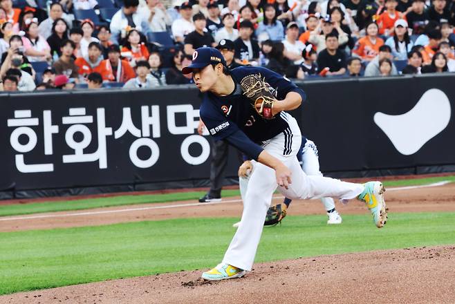 <yonhap photo-4950=""> 역투하는 최원준 (대전=연합뉴스) 이주형 기자 = 13일 대전 한화생명 볼파크에서 열린 2025 신한 SOL 뱅크 KBO리그 한화이글스와 두산베어스의 경기. 두산 선발투수 최원준이 역투하고 있다. 2025.5.13 coolee@yna.co.kr/2025-05-13 19:03:27/ <저작권자 ⓒ 1980-2025 ㈜연합뉴스. 무단 전재 재배포 금지, AI 학습 및 활용 금지></yonhap>