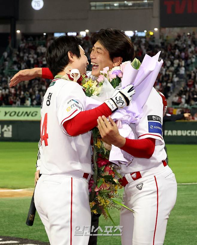 2025 KBO리그 프로야구 SSG 랜더스와 NC 다이노스의 경기가 13일 오후 인천SSG랜더스필드에서 열렸다. 6회말 2사 1루 최정이 KBO최초 통산 500호 홈런을 치고 홈인 후 기념행사를 갖고 김광현에게 축하를 받고 있다. 인천=김민규 기자 /2025.05.13/
