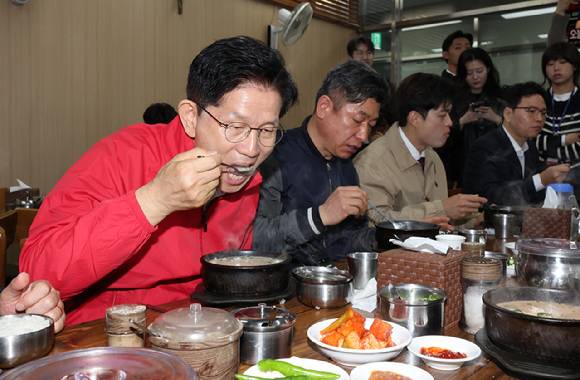 제21대 대통령 선거 공식 선거운동 첫날인 12일 국민의힘 김문수 대선 후보가 서울 송파구 가락시장을 찾아 상인들과 순대국밥을 먹고 있다. [사진=연합뉴스]