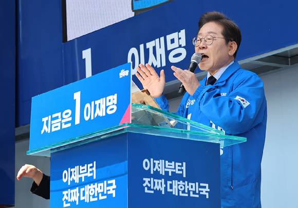 더불어민주당 이재명 대선 후보가 '보수의 텃밭'으로 불리는 대구·경북(TK) 지역 유세에 나선 13일 경북 구미시 구미역광장에서 시민들에게 지지를 호소하고 있다. 2025.5.13 [사진=연합뉴스]