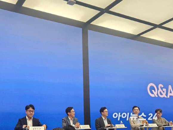 삼성전자 관계자들이13일 열린 '갤럭시 S25 엣지 비욘드 슬림' 행사에 참석해 질의 응답을 받고 있다. [사진=설재윤 기자]