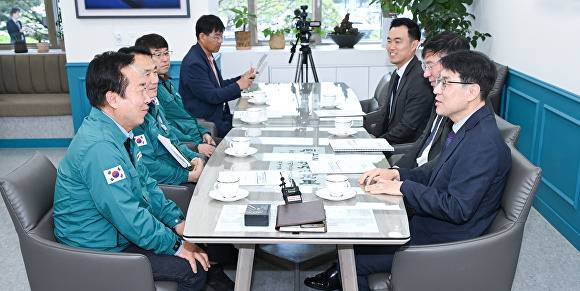 김정기 대구시장 권한대행과 권기창 안동시장(앞 오른쪽부터)이 관계직원들과 함께 현안을 논의하고 있다 [사진=대구시]