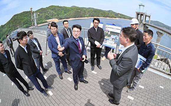 대구 취수원 안동댐 이전 사업과 관련 김정기 대구시장 권한대행이 주위를 둘러보고 있다 [사진=대구시]
