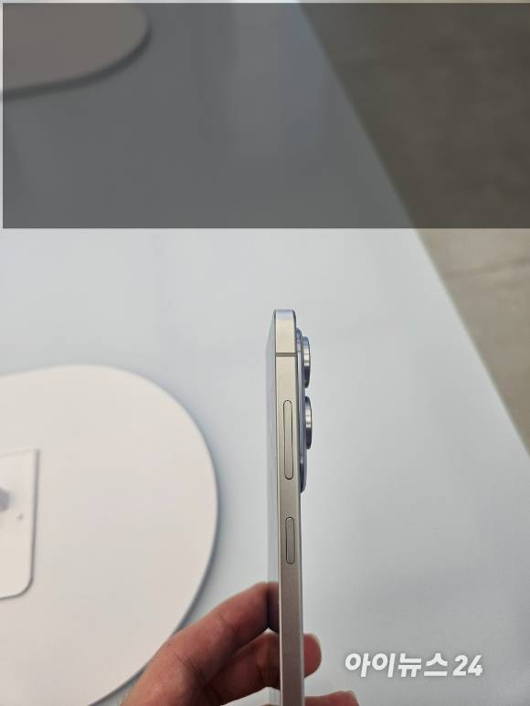 갤럭시 S25 엣지 측면 모습 [사진=설재윤 기자]