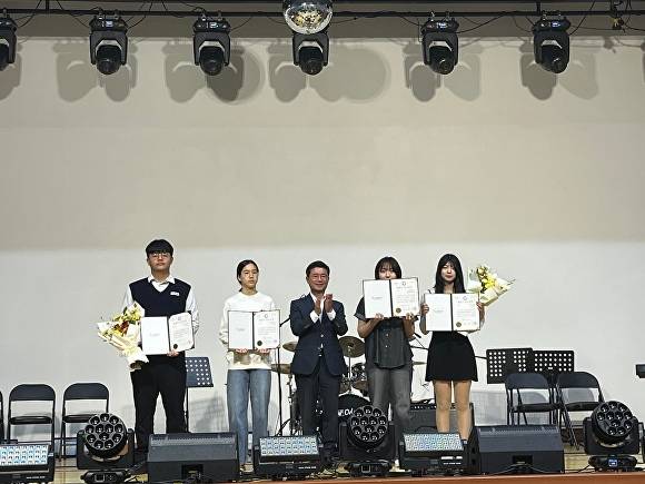 지난 10일 전남 광양시 청소년문화센터에서 진행된 '2025년 광양시 청소년상' 시상식에서 정인화 광양시장(가운데)과 수상자들이 기념촬영을 하고 있다. [사진=광양시]