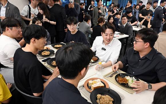 개혁신당 이준석 대선 후보가 13일 '학식먹자 이준석' 행사가 열린 대구 경북대학교에서 학생들과 학식을 먹으며 대화하고 있다. 2025.5.13 [사진=연합뉴스]