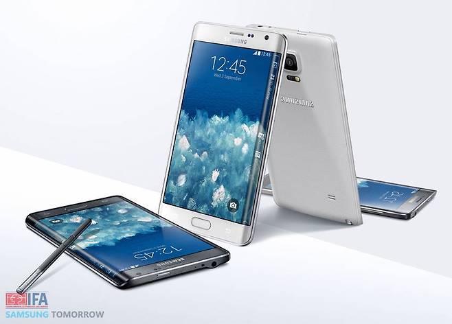 화면 우측면에 곡률을 적용한 삼성 갤럭시 노트 엣지. 이후 S6와 S7에 엣지라는 이름을 붙여 판매했다 / 출처=삼성전자