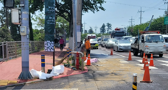 제주시 아라동에서 중장비에서 샌 기름을 밟아 미끄러진 70대가 다치는 사고가 발생했다. (사진, 제주소방안전본부)