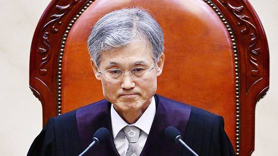 조희대 대법원장이 지난 1일 오후 서울 서초구 대법원 대법정에서 이재명 더불어민주당 대선 후보의 공직선거법 위반 사건 상고심 선고를 준비하며 입술을 다물고 있다. 사진공동취재단