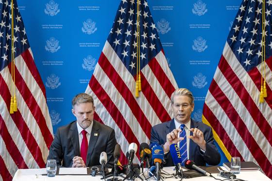 스콧 베센트 미 재무장관(오른쪽)과 제이미슨 그리어 미 무역대표부(USTR) 대표가 12일 스위스 제네바에서 기자회견을 열고 미·중 무역협상 결과를 설명하고 있다. [EPA=연합뉴스]