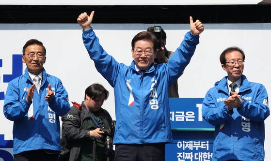 제21대 대통령선거 공식 선거운동 첫날인 12일 더불어민주당 이재명 후보가 서울 종로구 청계광장에서 열린 출정식 및 첫 유세에서 지지자들을 향해 인사 하고 있다. 김성룡 기자/ 2025.05.12