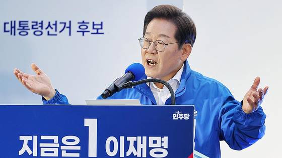이재명 더불어믽주당 대선후보가 21대 대통령선거 선거운동 첫날인 12일 오후 대전 중구 으능정이 문화의거리 입구에서 지지를 호소하며 연설하고 있다. 김성룡 기자